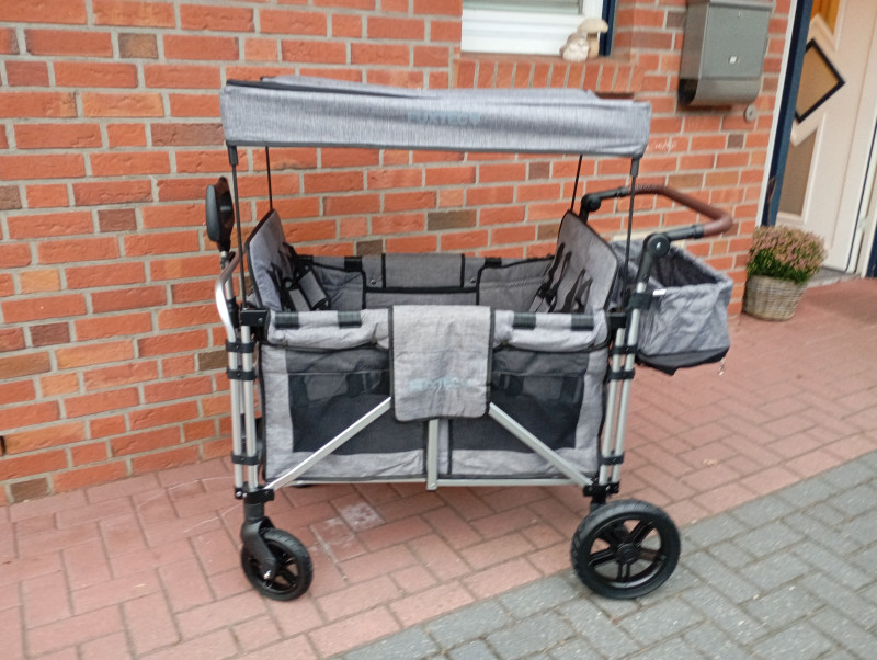 Der Bollerwagen bietet Platz für 4 Kinder Der Bollerwagen bietet Platz für 4 Kinder
